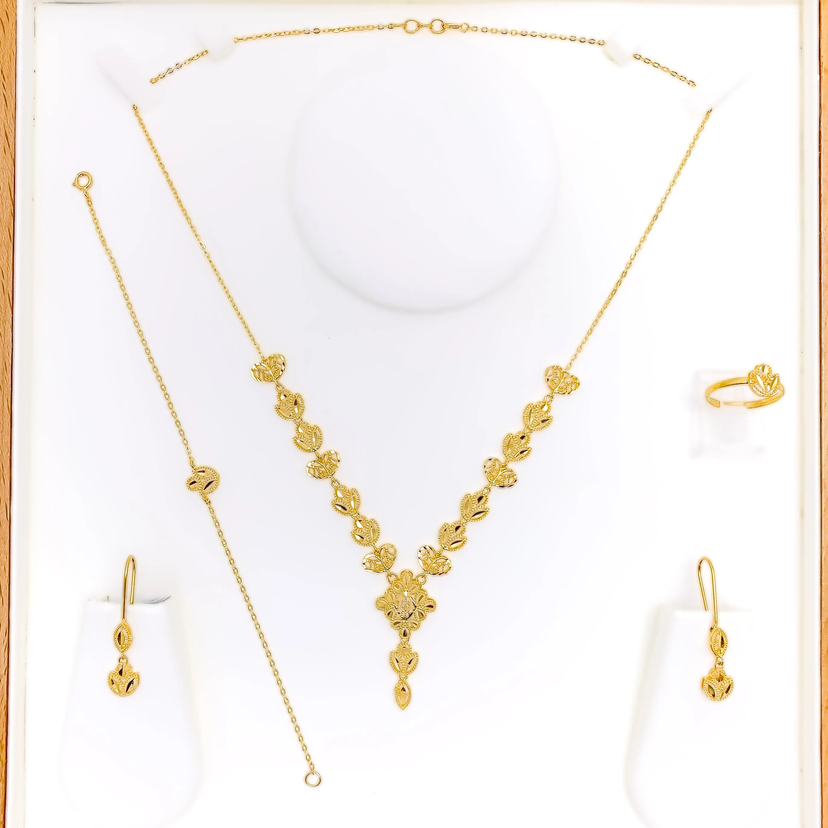 Alternating Leaf Motif 5-Piece 21k Gold Necklace Set