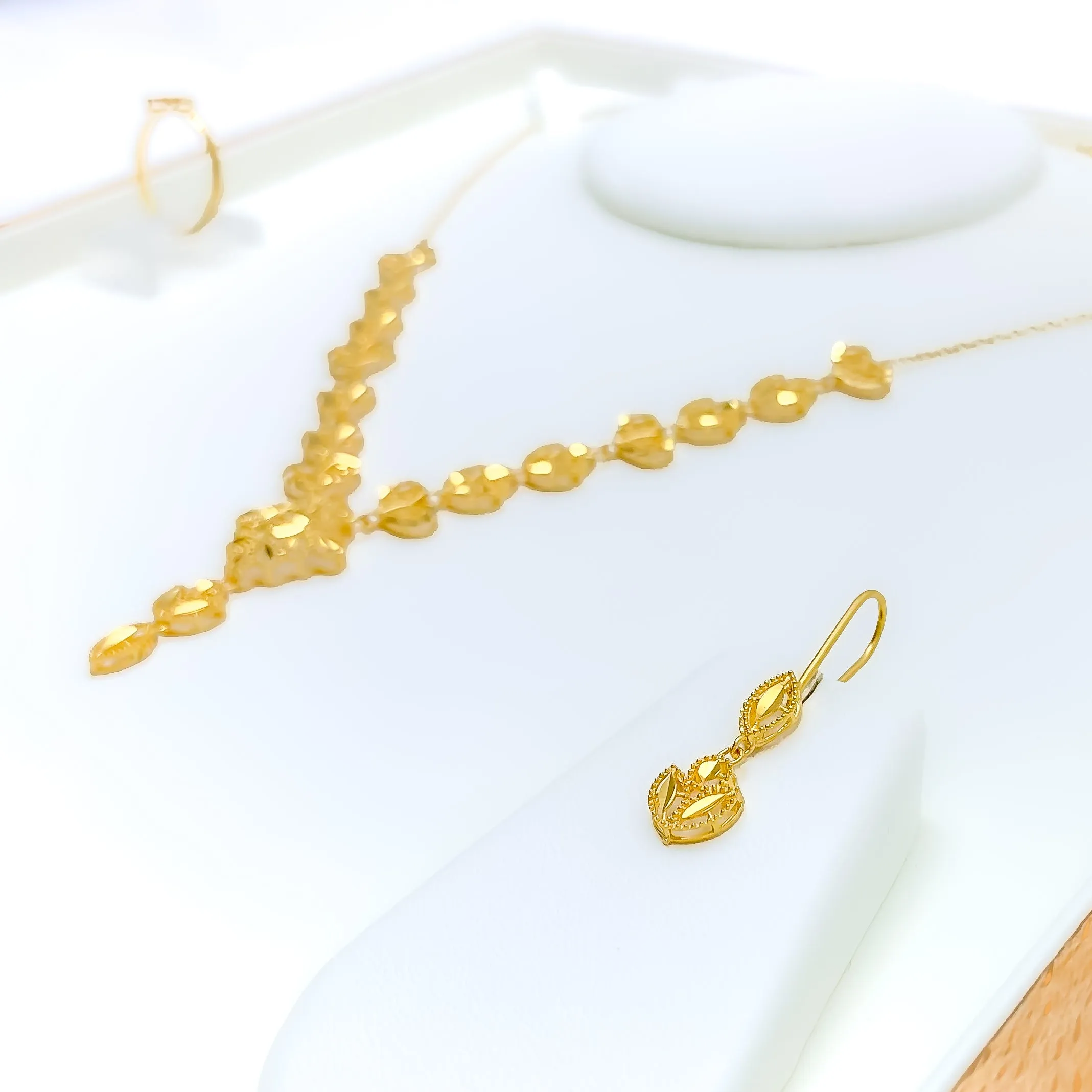 Alternating Leaf Motif 5-Piece 21k Gold Necklace Set