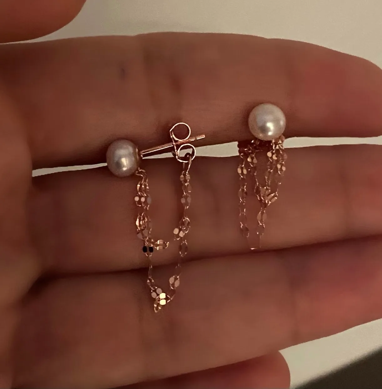 Earring with pearl and chains