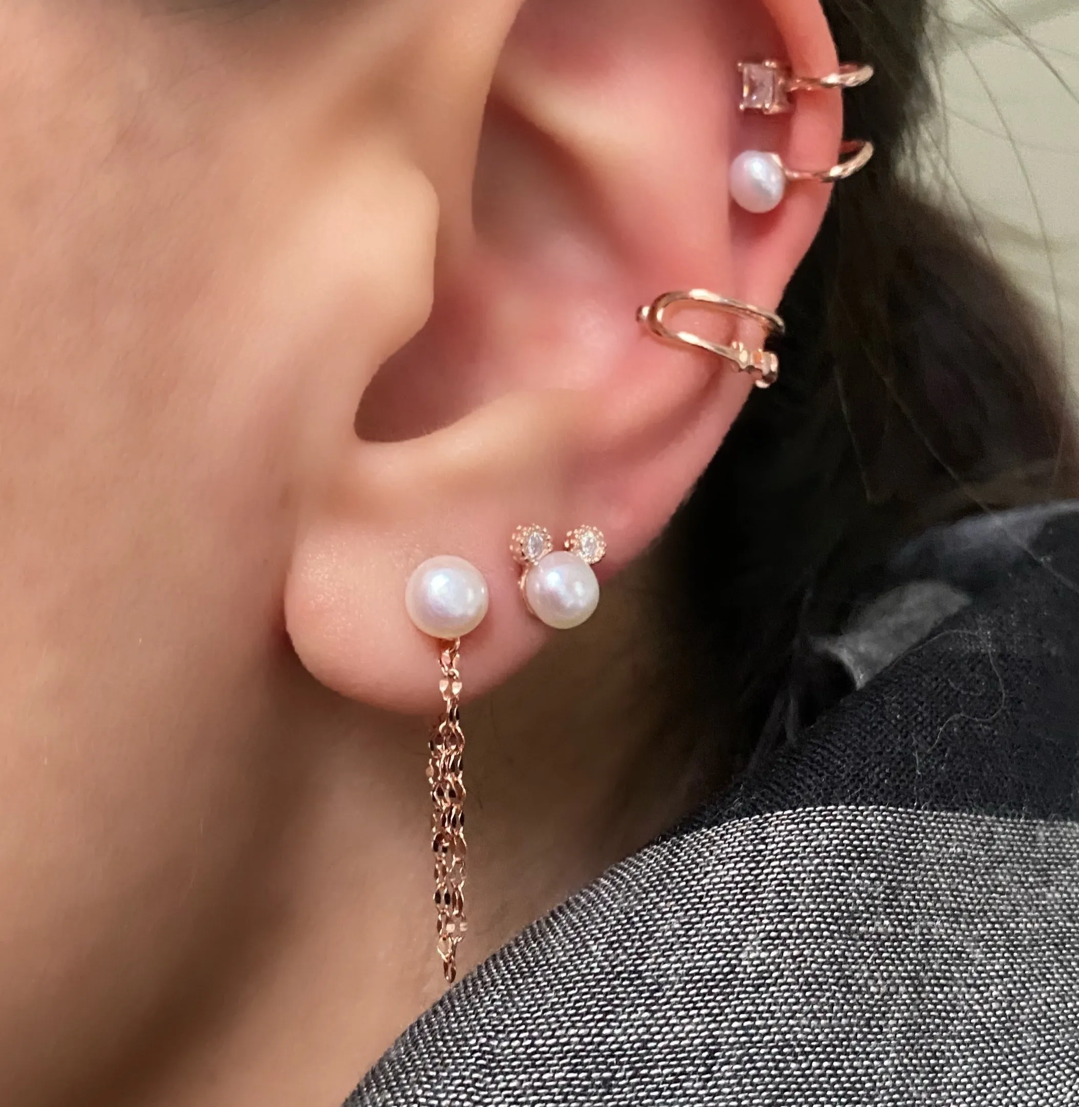 Earring with pearl and chains